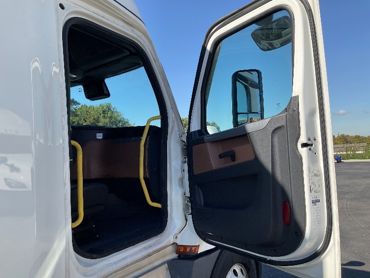 Used 2022 Freightliner Cascadia - photo 15