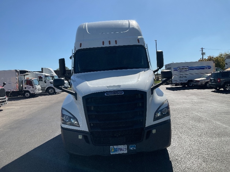 Used 2022 Freightliner Cascadia - photo 2