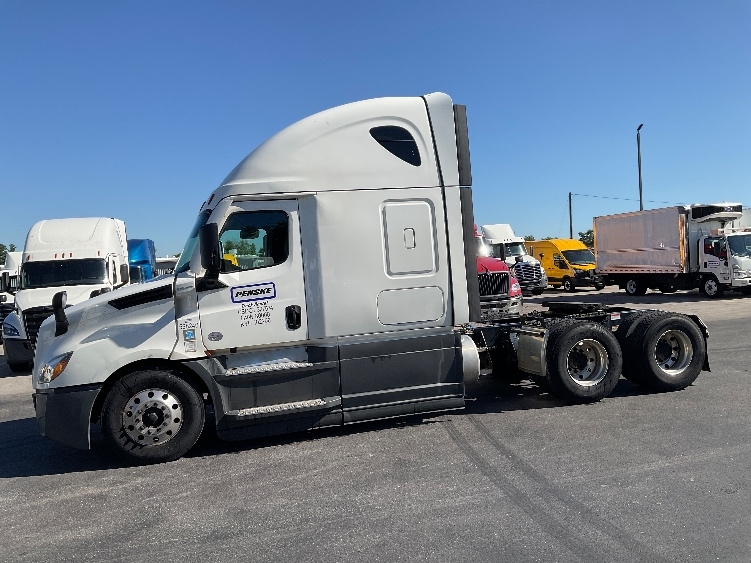 Used 2022 Freightliner Cascadia - photo 6