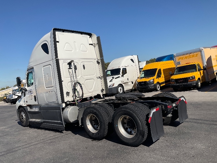 Used 2022 Freightliner Cascadia - photo 7