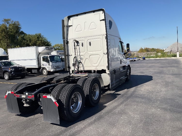 Used 2022 Freightliner Cascadia - photo 9