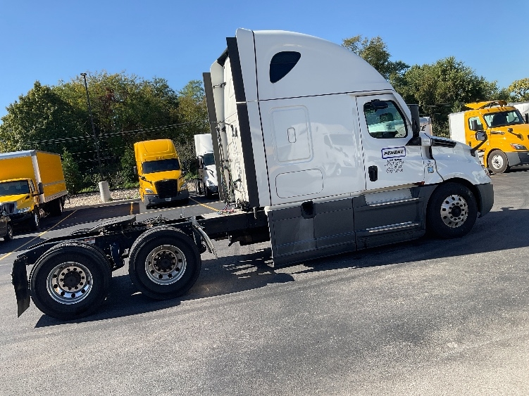 Used 2022 Freightliner Cascadia - photo 10