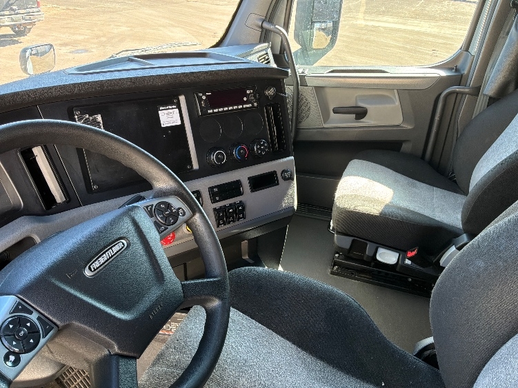 Used 2022 Freightliner Cascadia - photo 12