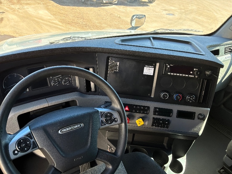 Used 2022 Freightliner Cascadia - photo 13