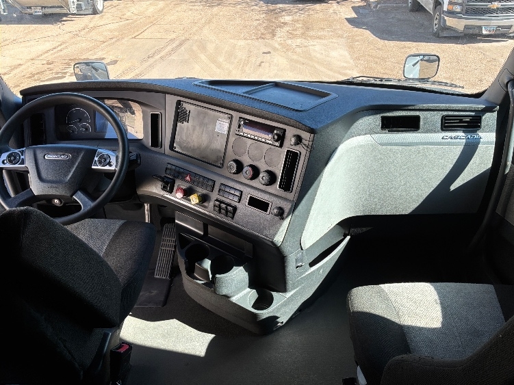 Used 2022 Freightliner Cascadia - photo 14