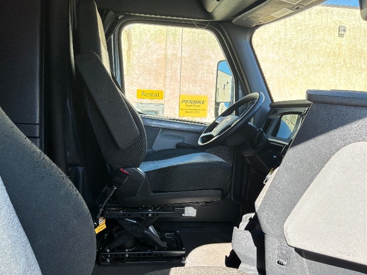 Used 2022 Freightliner Cascadia - photo 17
