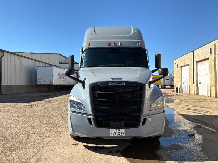 Used 2022 Freightliner Cascadia - photo 2