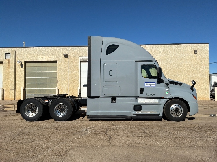 Used 2022 Freightliner Cascadia - photo 10