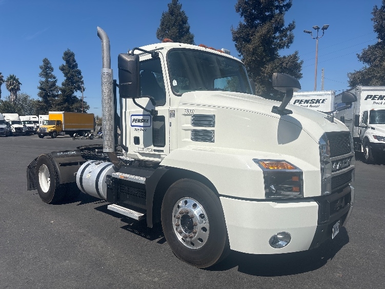 Used 2022 Mack Anthem - photo 1