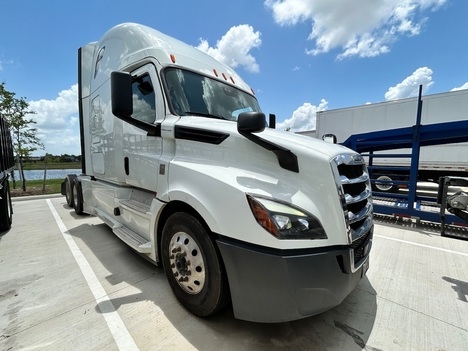 Used 2020 Freightliner Cascadia - photo 1