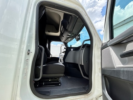 Used 2020 Freightliner Cascadia - photo 13