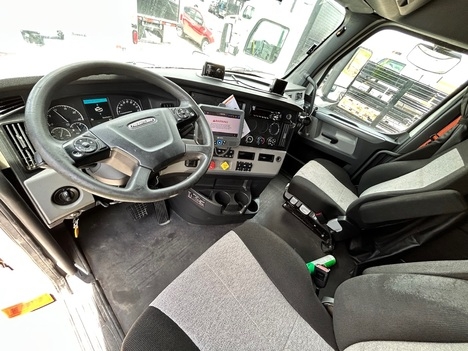 Used 2020 Freightliner Cascadia - photo 16