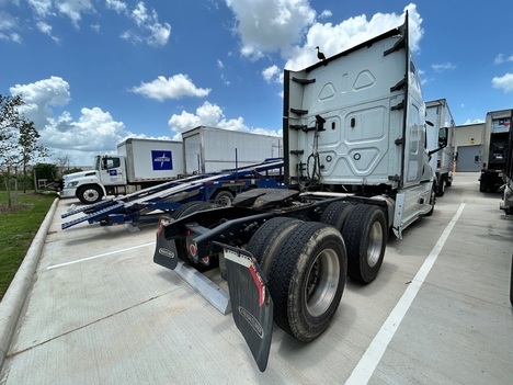 Used 2020 Freightliner Cascadia - photo 2