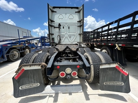Used 2020 Freightliner Cascadia - photo 5