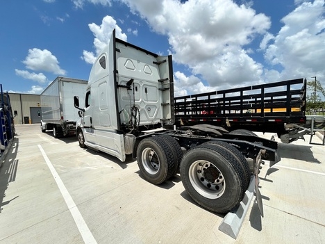 Used 2020 Freightliner Cascadia - photo 7