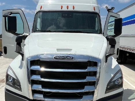 Used 2020 Freightliner Cascadia - photo 9