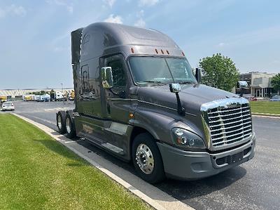 Used 2017 Freightliner Cascadia Detroit DD15AT Semi Truck with Sleeper Cab for sale #718254 - photo 1