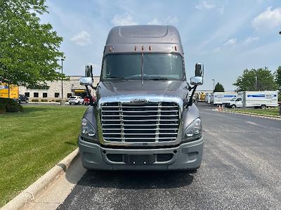 Used 2017 Freightliner Cascadia Detroit DD15AT Semi Truck with Sleeper Cab for sale #718254 - photo 2