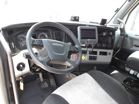 Used 2020 Freightliner Cascadia - photo 14