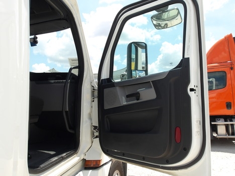 Used 2020 Freightliner Cascadia - photo 17