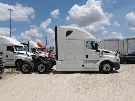 Used 2020 Freightliner Cascadia - photo 8