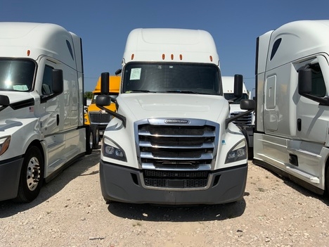 Used 2020 Freightliner Cascadia - photo 2