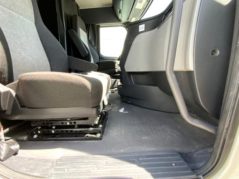 Used 2020 Freightliner Cascadia - photo 11