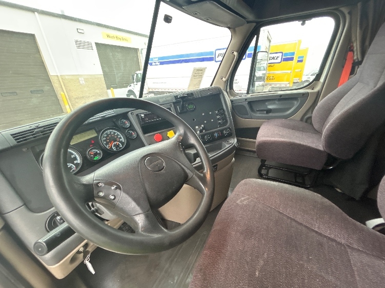 Used 2016 Freightliner Cascadia - photo 12