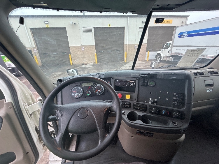 Used 2016 Freightliner Cascadia - photo 13