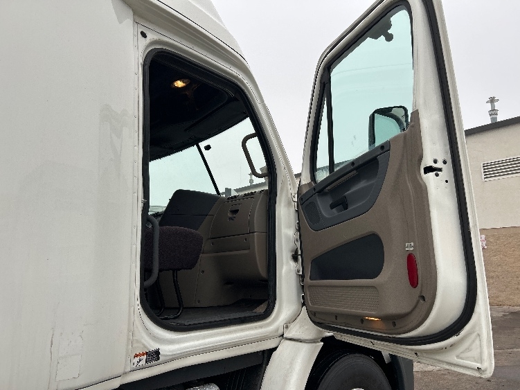 Used 2016 Freightliner Cascadia - photo 15