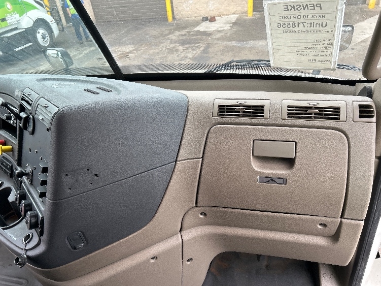 Used 2016 Freightliner Cascadia - photo 16