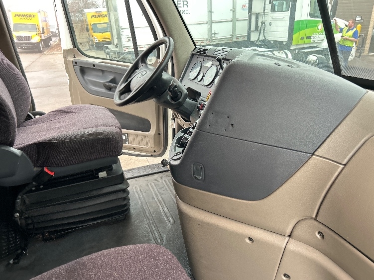 Used 2016 Freightliner Cascadia - photo 17