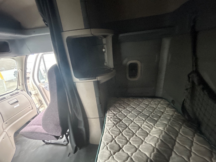 Used 2016 Freightliner Cascadia - photo 21