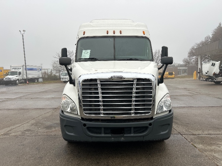 Used 2016 Freightliner Cascadia - photo 2