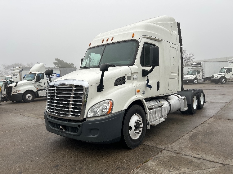 Used 2016 Freightliner Cascadia - photo 5