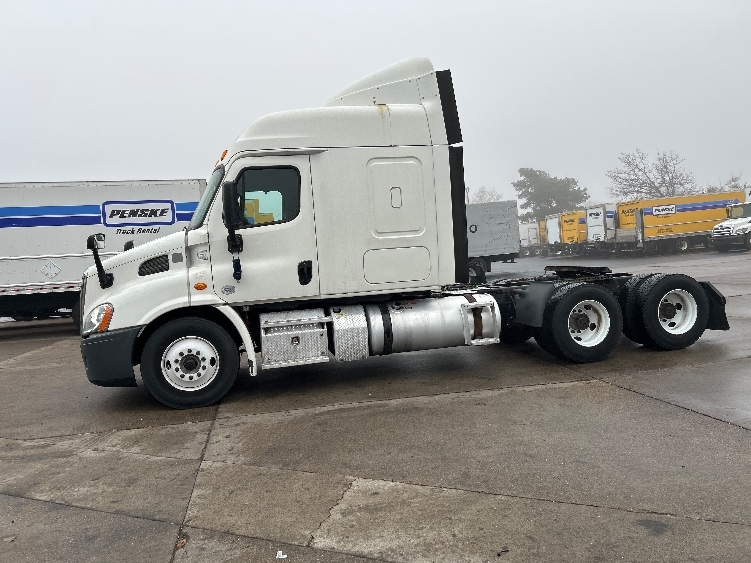 Used 2016 Freightliner Cascadia - photo 6