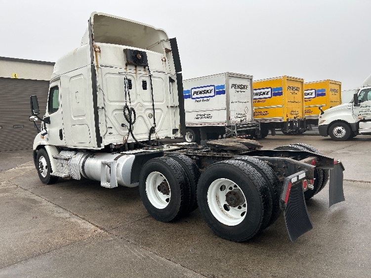 Used 2016 Freightliner Cascadia - photo 7