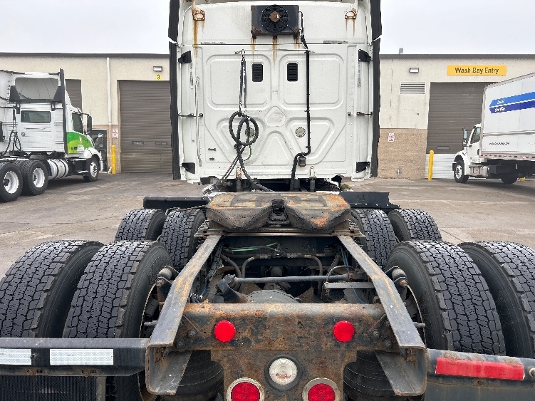 Used 2016 Freightliner Cascadia - photo 8