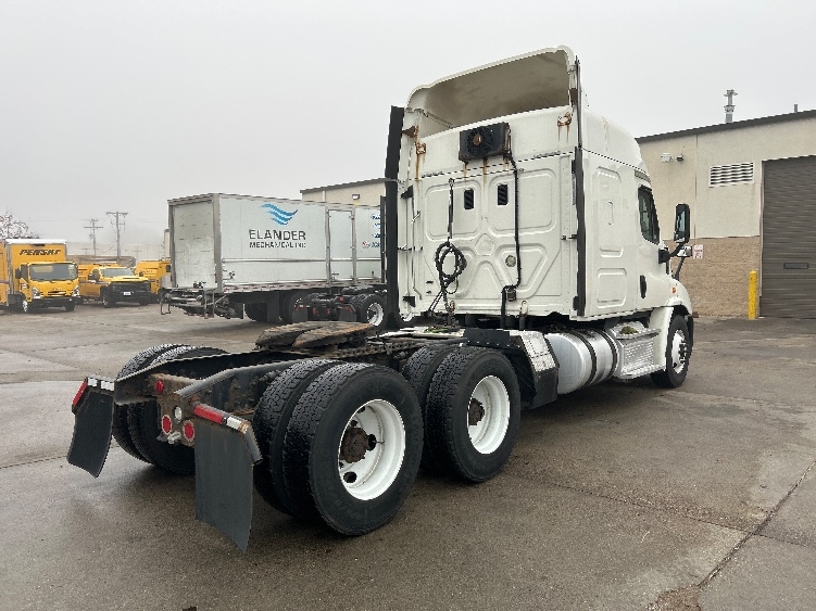 Used 2016 Freightliner Cascadia - photo 9