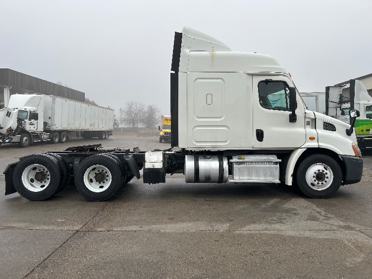 Used 2016 Freightliner Cascadia - photo 10