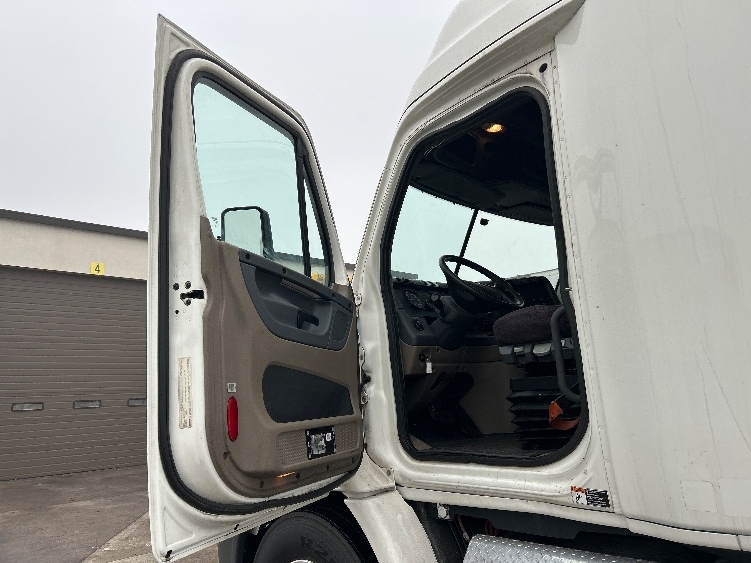 Used 2016 Freightliner Cascadia - photo 11