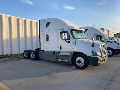 Used 2018 Freightliner Cascadia Detroit DD15AT Semi Truck with Sleeper Cab for sale #718568 - photo 1