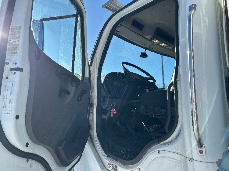 Used 2016 Freightliner M2 106 - photo 17