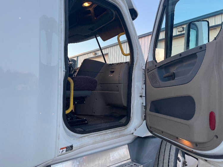 Used 2016 Freightliner Cascadia - photo 15