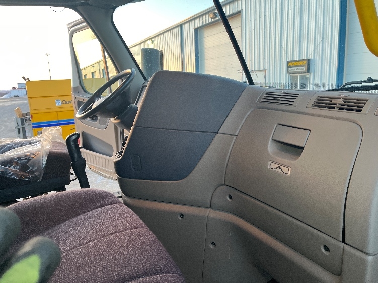 Used 2016 Freightliner Cascadia - photo 17