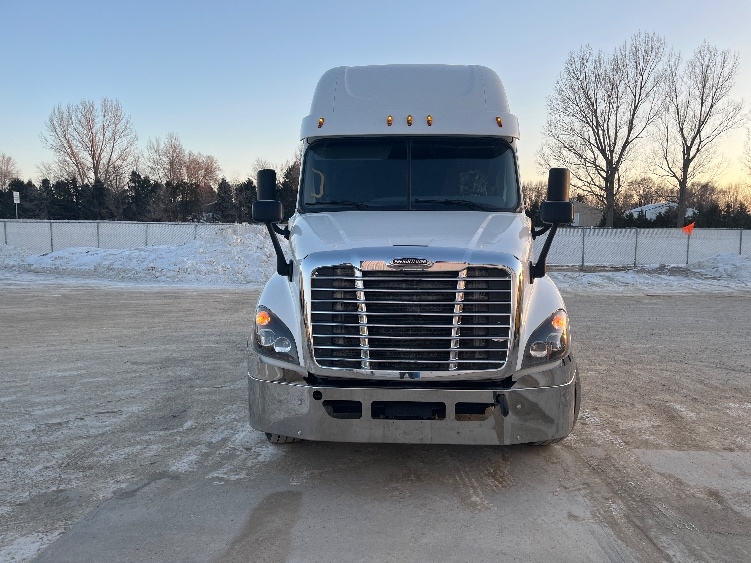 Used 2016 Freightliner Cascadia - photo 2