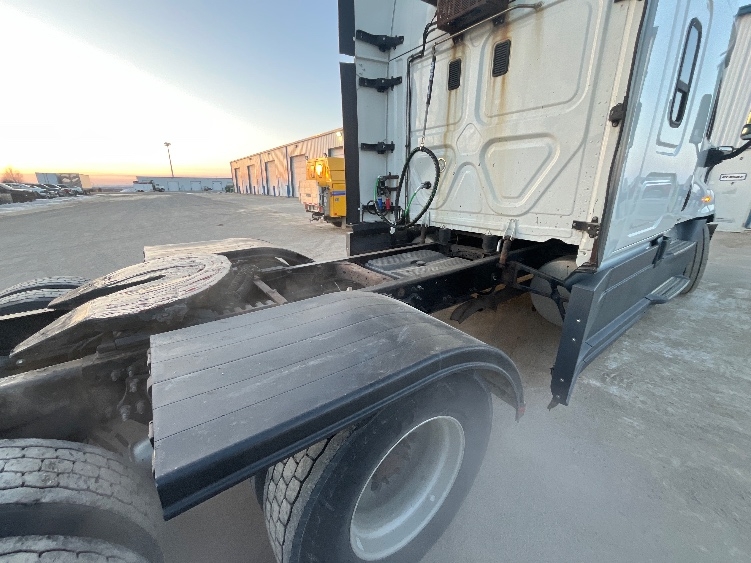 Used 2016 Freightliner Cascadia - photo 24