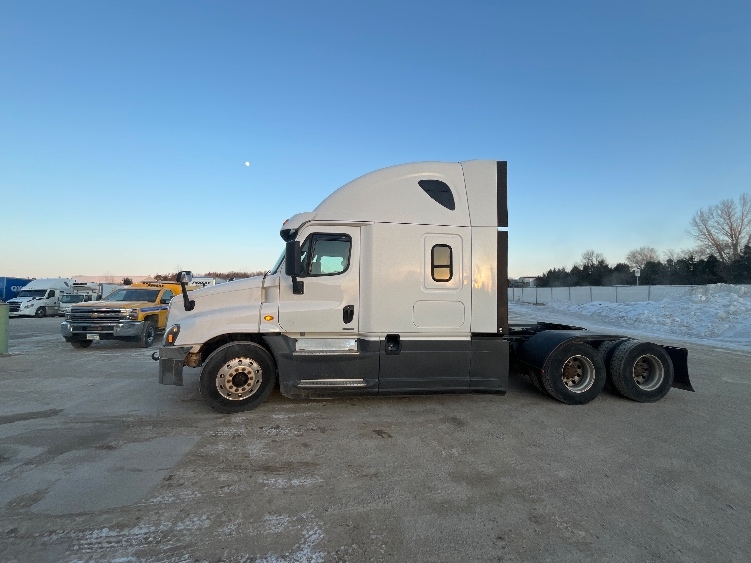 Used 2016 Freightliner Cascadia - photo 6