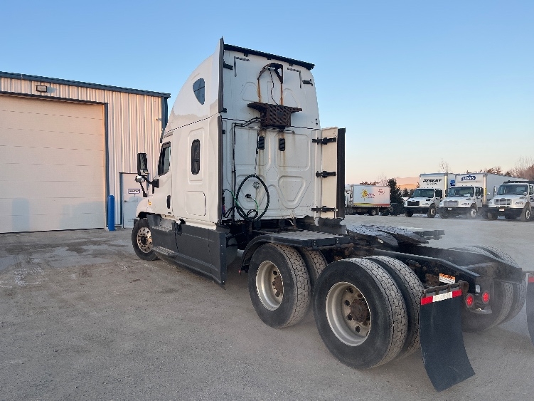 Used 2016 Freightliner Cascadia - photo 7