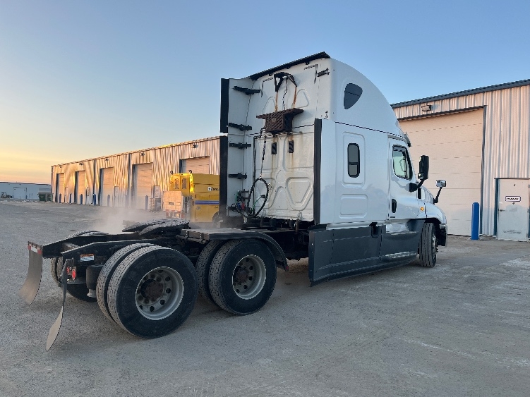 Used 2016 Freightliner Cascadia - photo 9